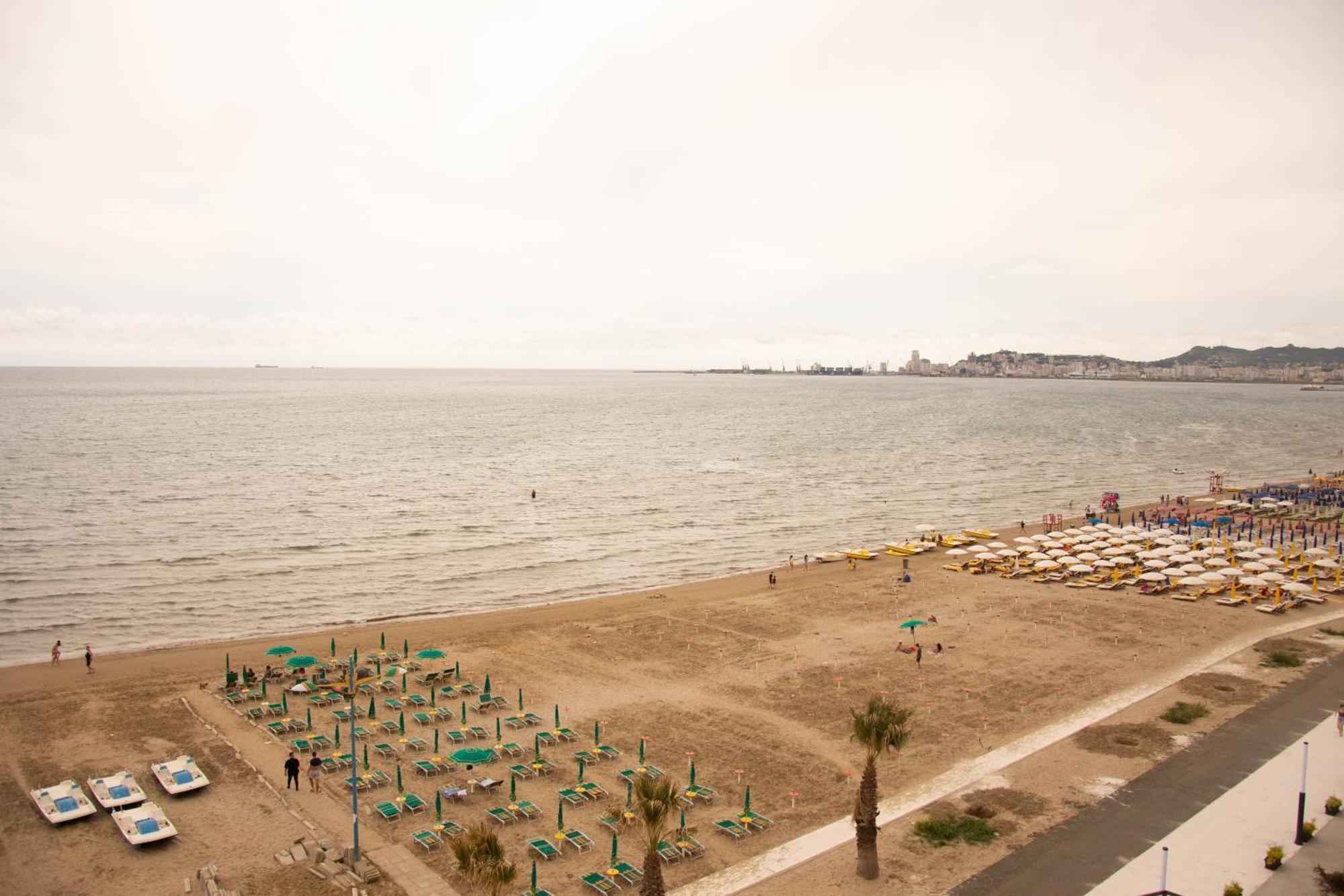 Wave Beachfront Apartments Durrës Exterior foto