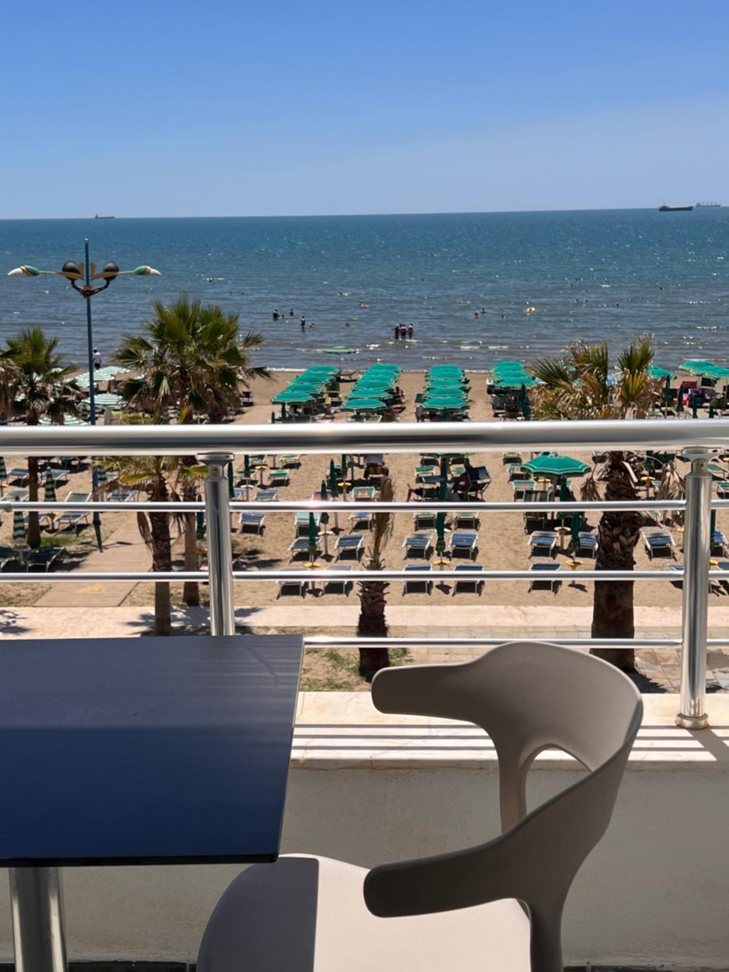 Wave Beachfront Apartments Durrës Exterior foto