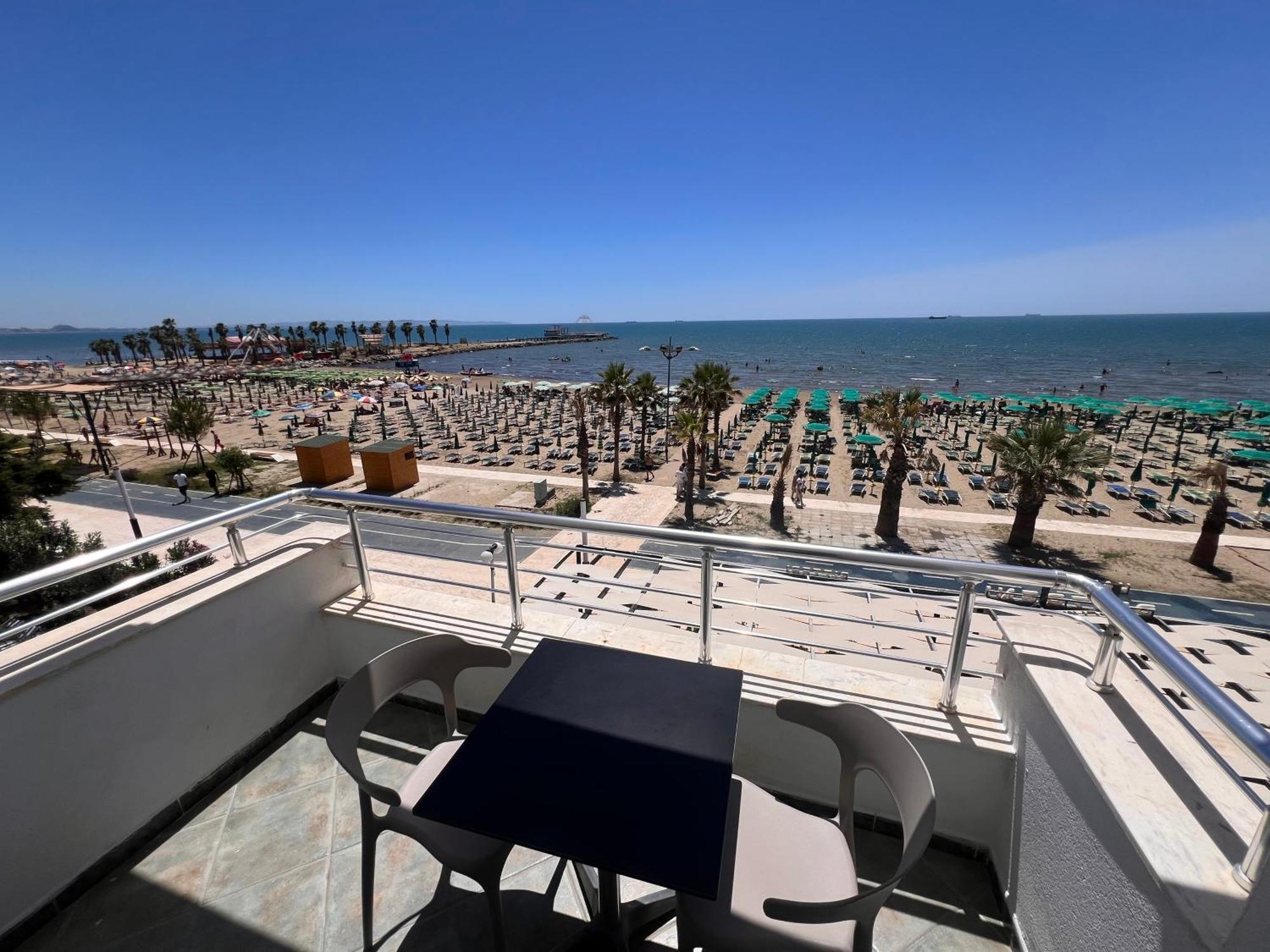 Wave Beachfront Apartments Durrës Exterior foto