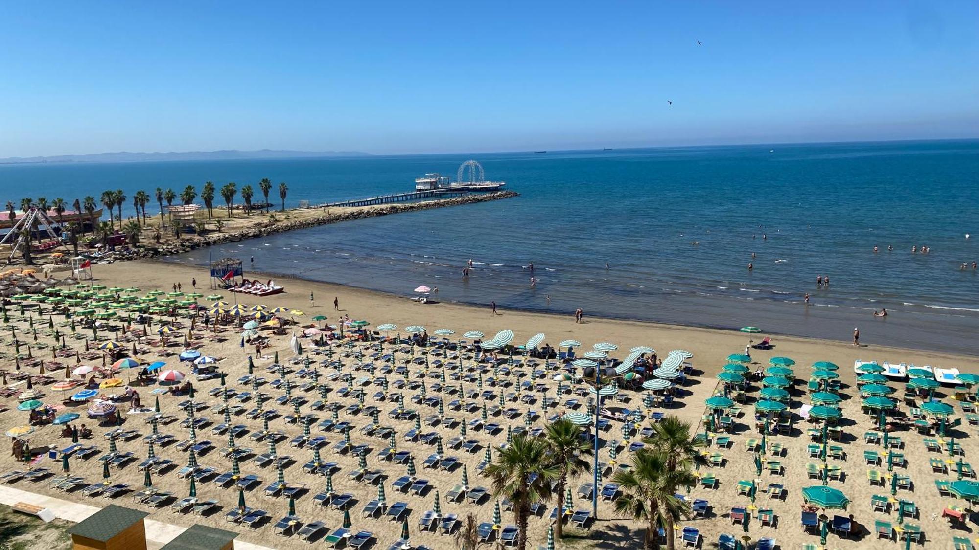 Wave Beachfront Apartments Durrës Exterior foto